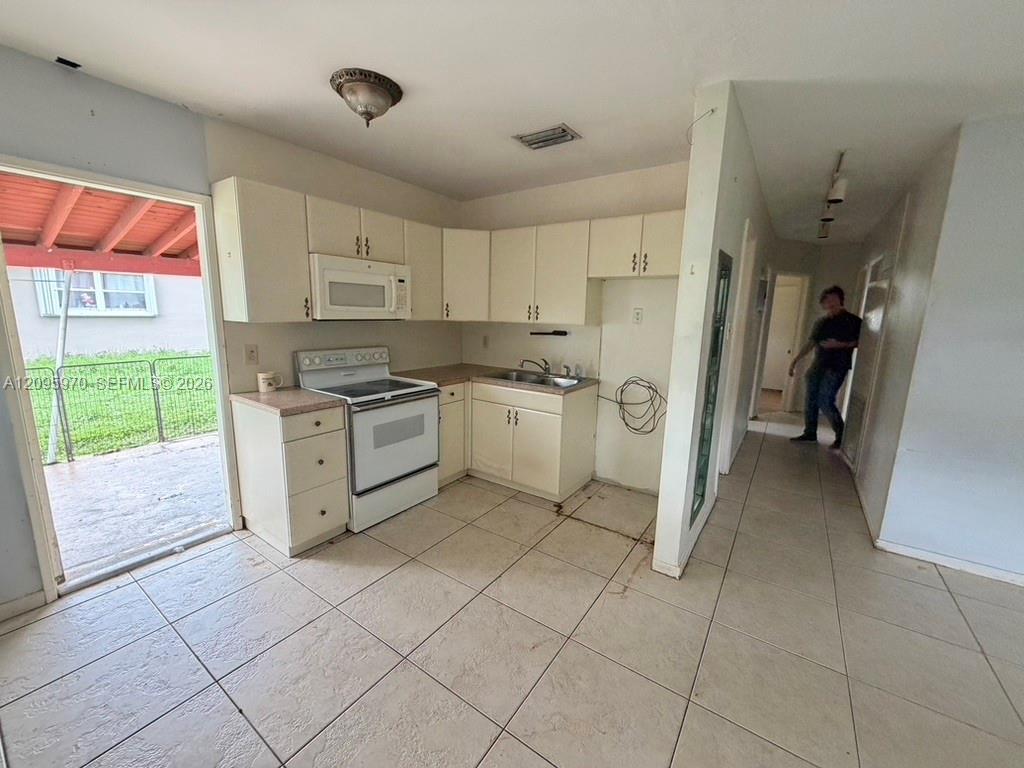 6115 SW 2nd St, Margate FL 33068 photo 3