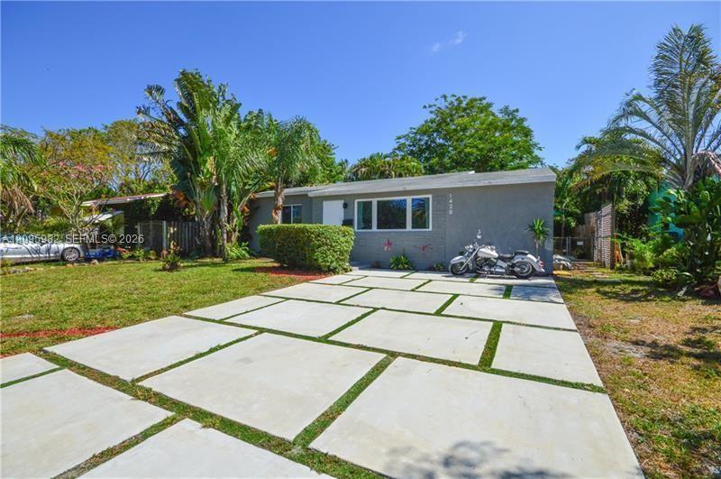 1428 Plunkett St, Hollywood FL 33020 photo 2