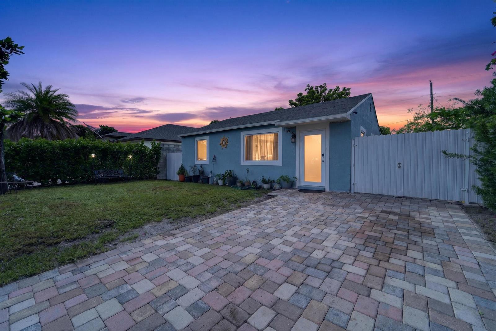 946 Mcintosh Street, West Palm Beach FL 33405