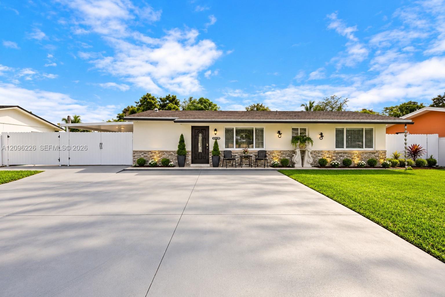 15405 SW 104th Ave, Miami FL 33157 photo 2