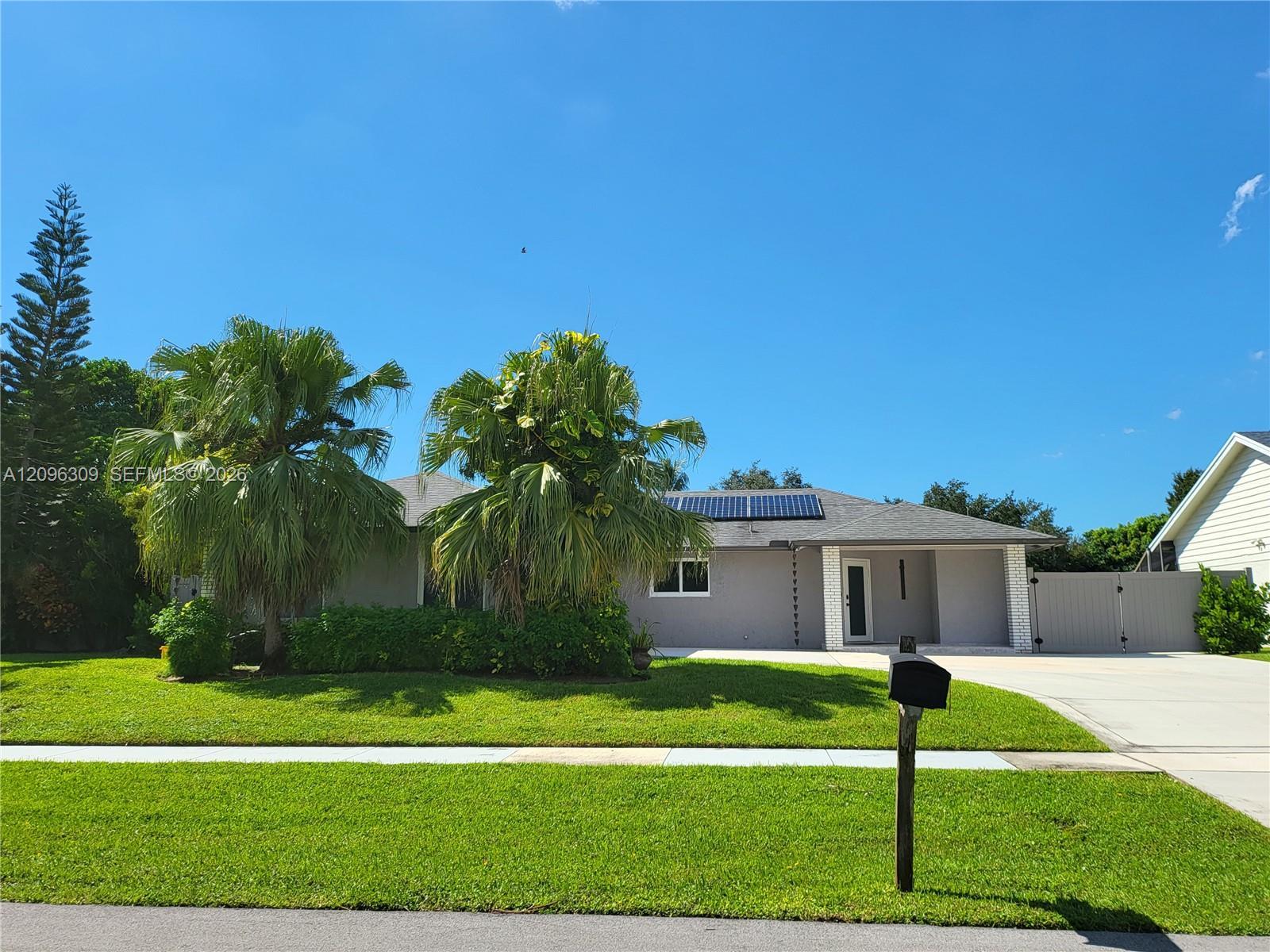 712 Juniper Pl, Wellington FL 33414 photo 2