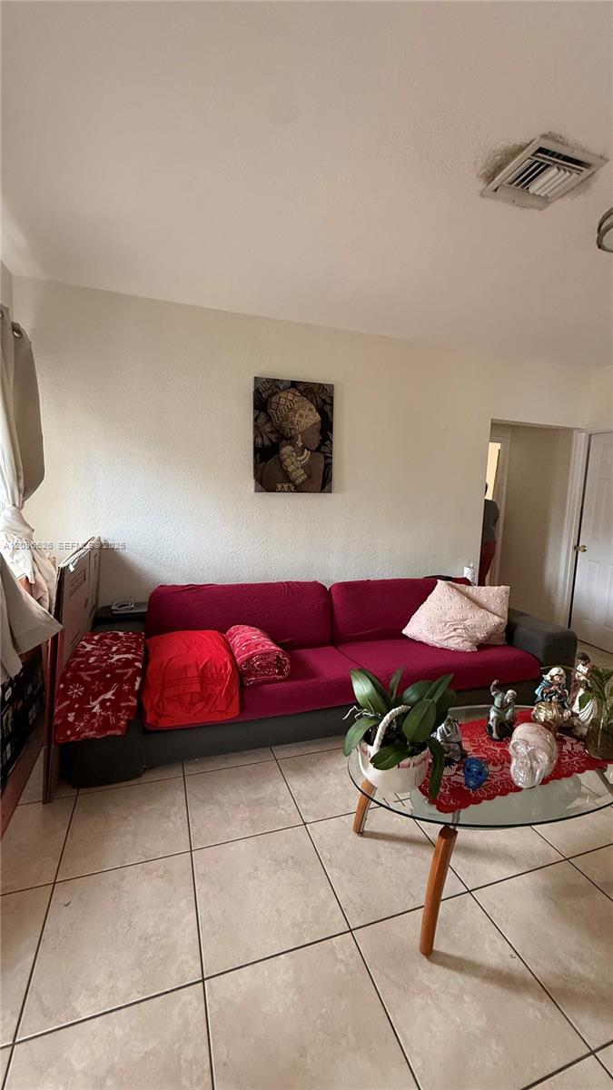 8 NW 33rd Ave, Miami FL 33125 photo 2