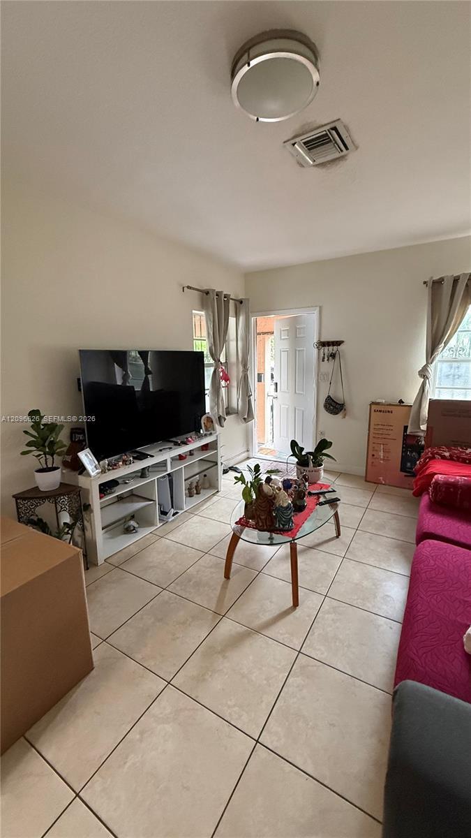 8 NW 33rd Ave, Miami FL 33125 photo 3