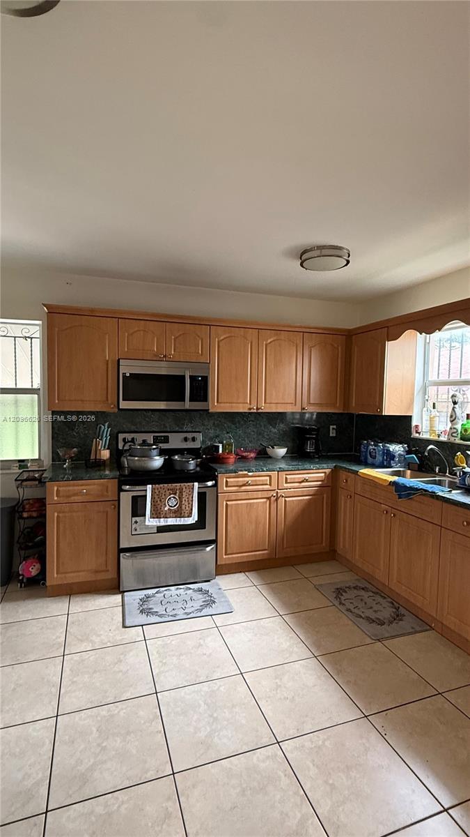8 NW 33rd Ave, Miami FL 33125 photo 4