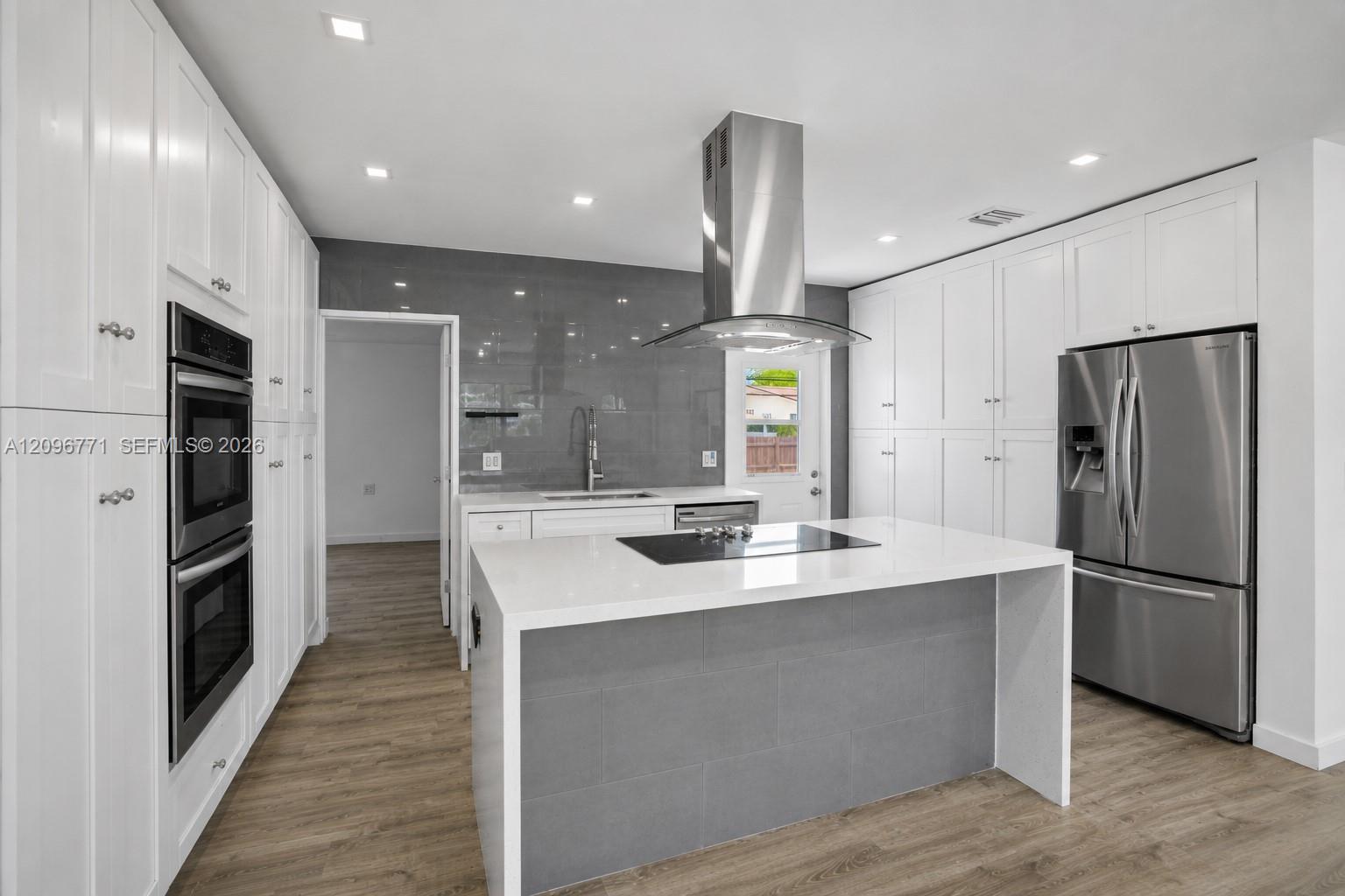 1081 NE 166th St, North Miami Beach FL 33162 photo 2