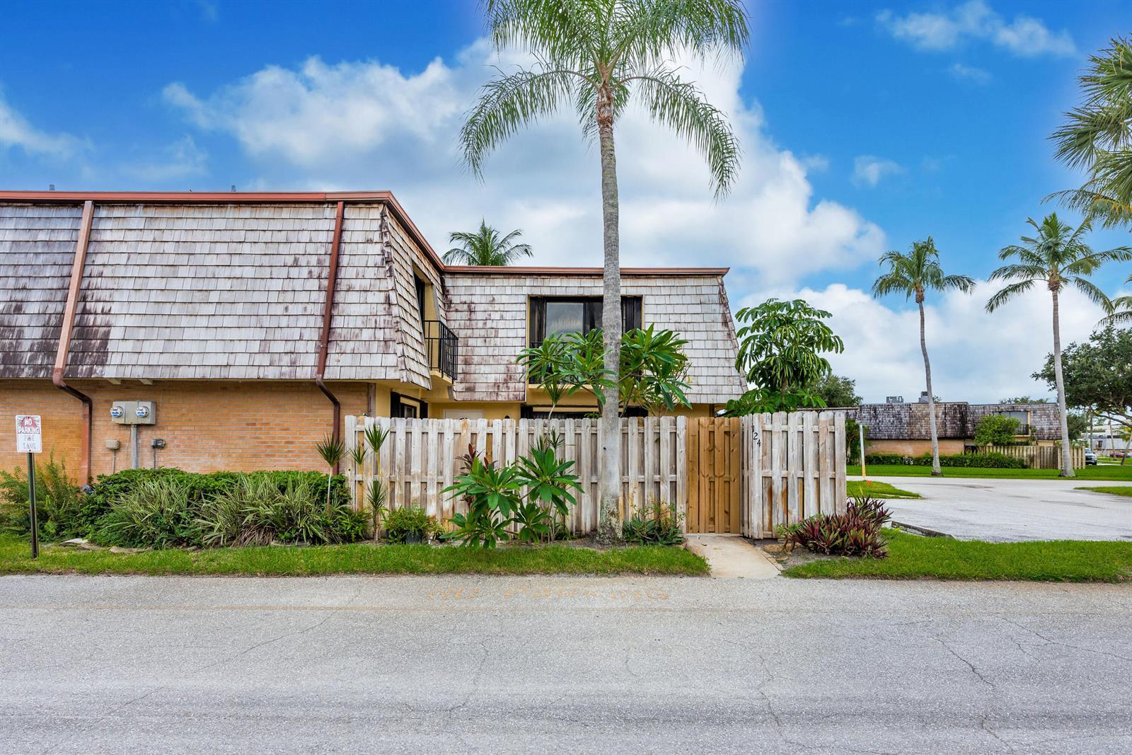 124 LAKE ARBOR Drive, Palm Springs FL 33461 photo 2