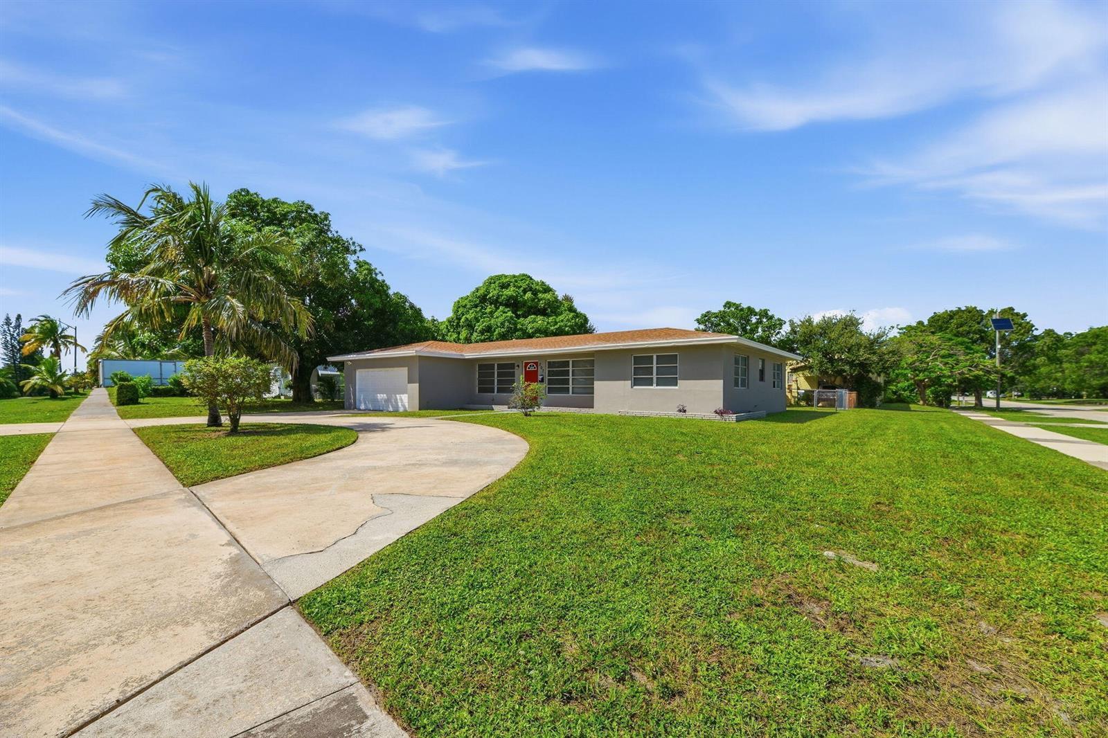 207 BAYBERRY Drive, Lake Park FL 33403
