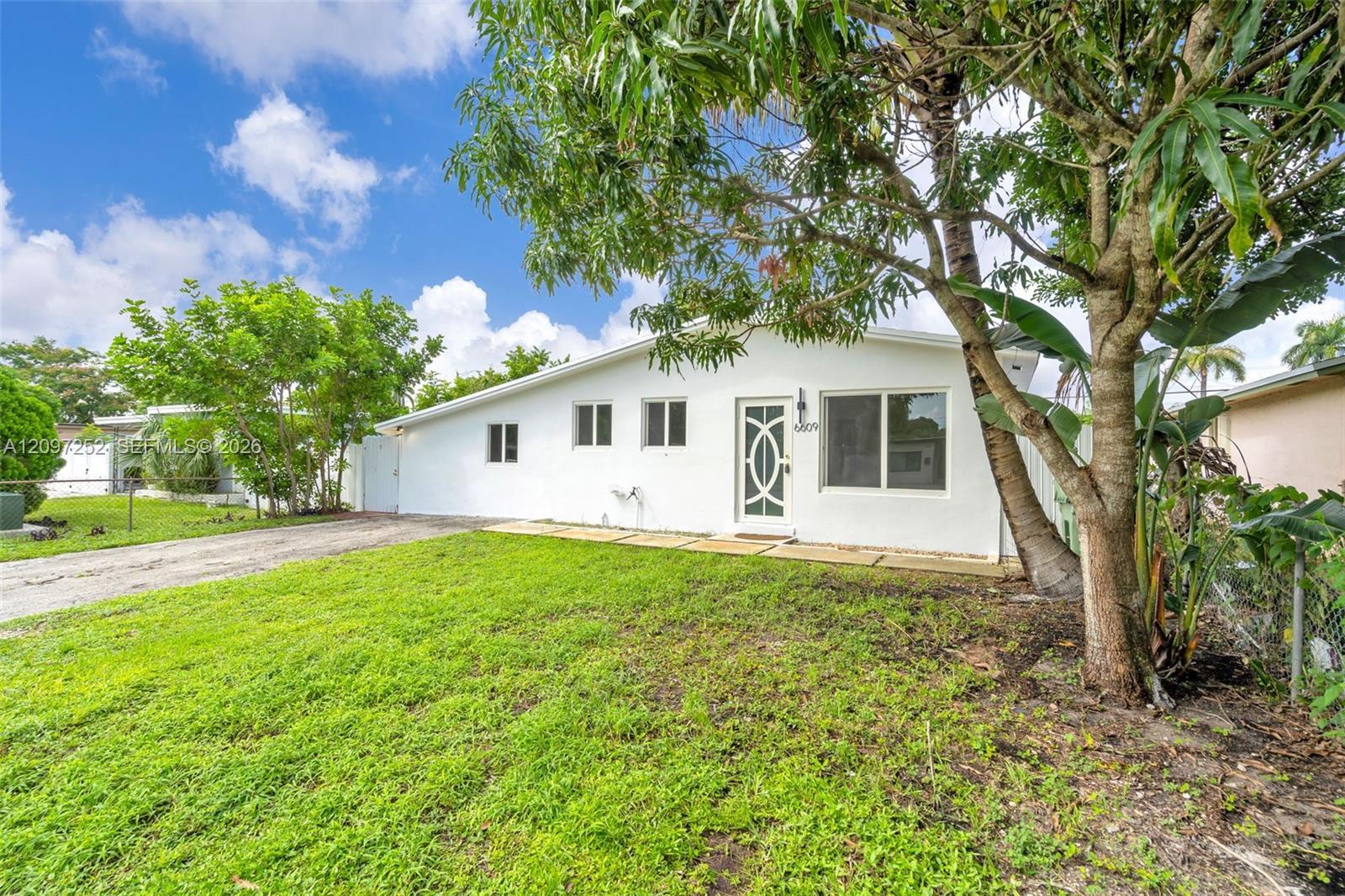 6609 SW 1st Ct, Pembroke Pines FL 33023