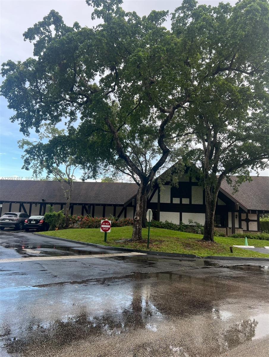 3680 Inverrary Dr # 1T, Lauderhill FL 33319
