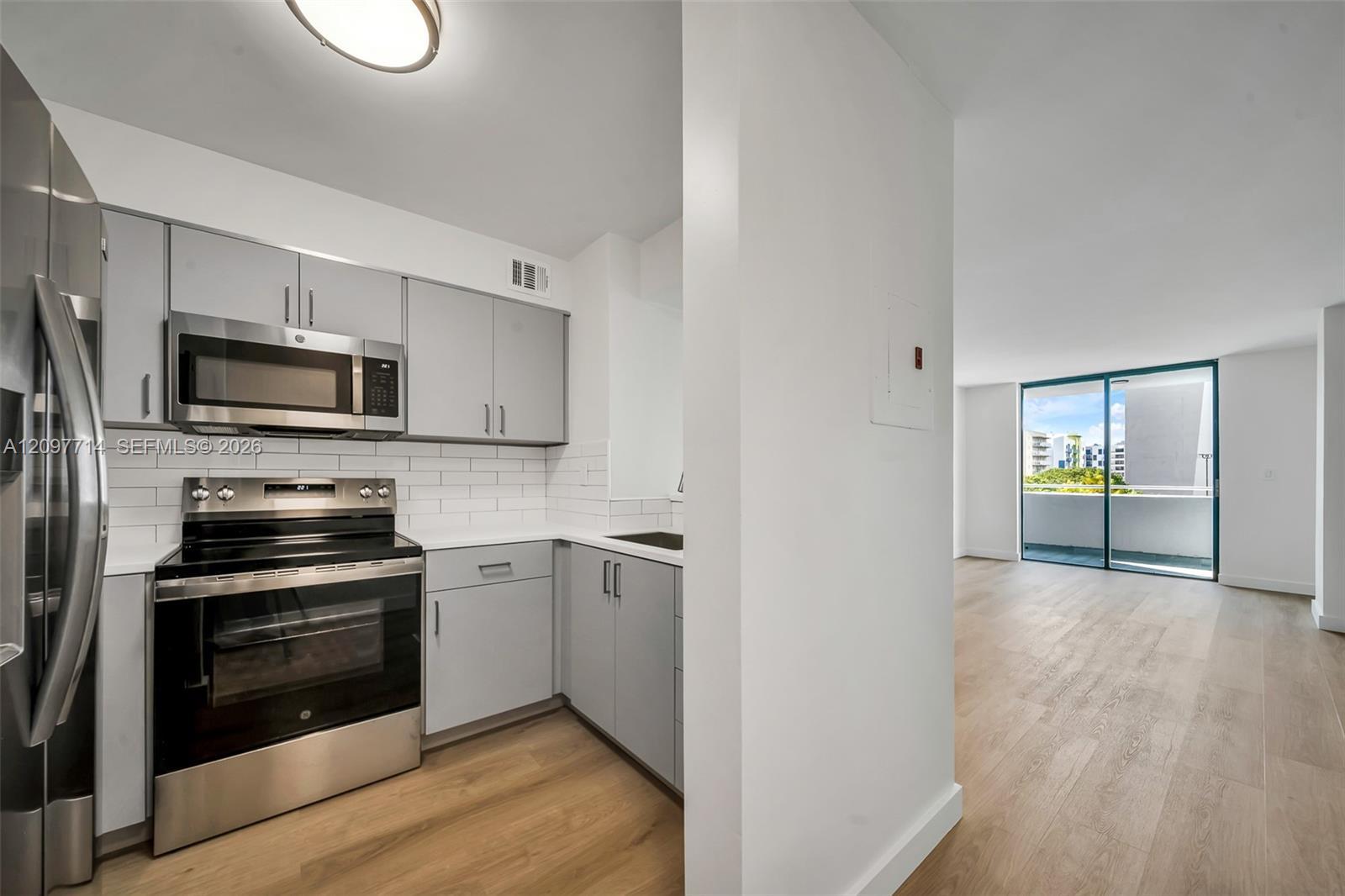 501 SW 1st St # 502, Miami FL 33130 photo 3