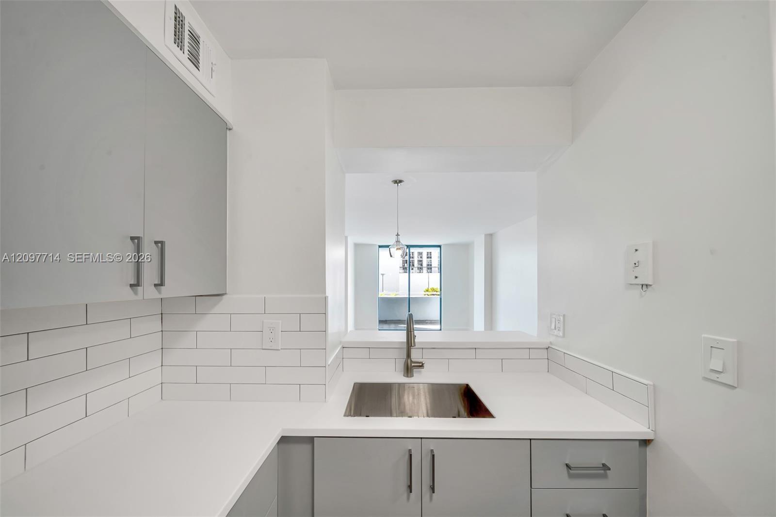 501 SW 1st St # 502, Miami FL 33130 photo 4