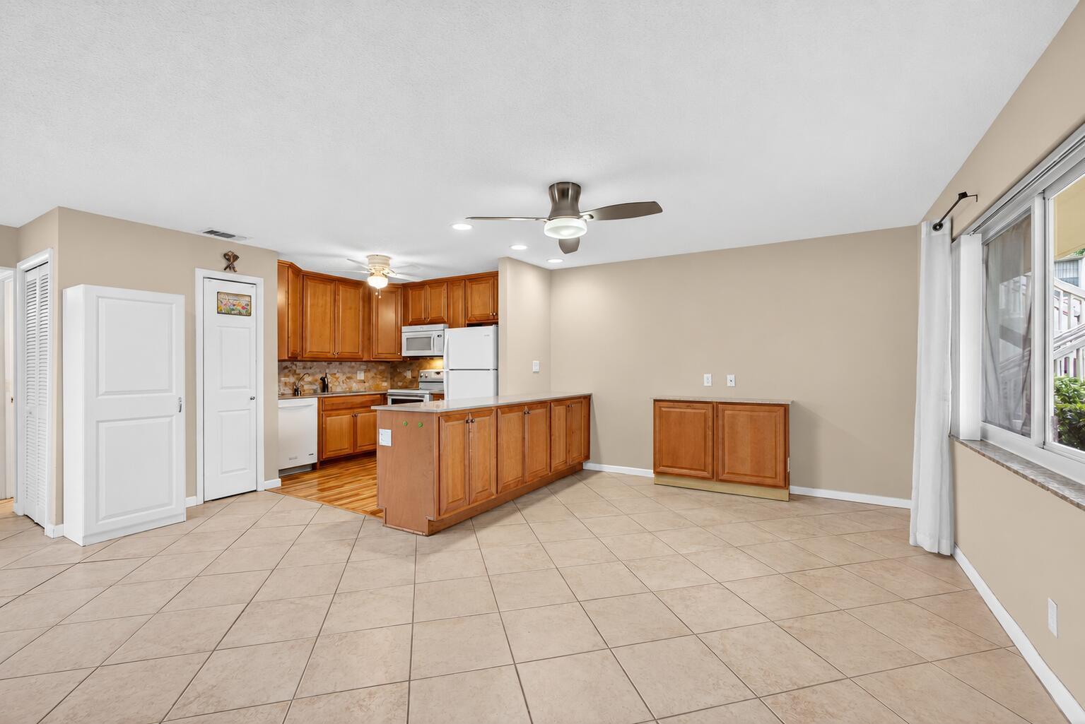 221 COVENTRY J, West Palm Beach FL 33417