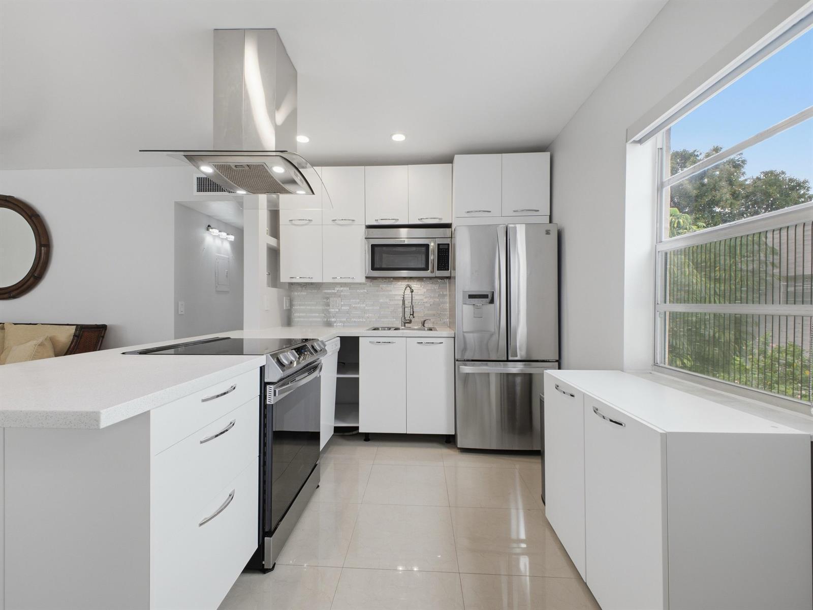 471 Capri J, Delray Beach FL 33484 photo 2