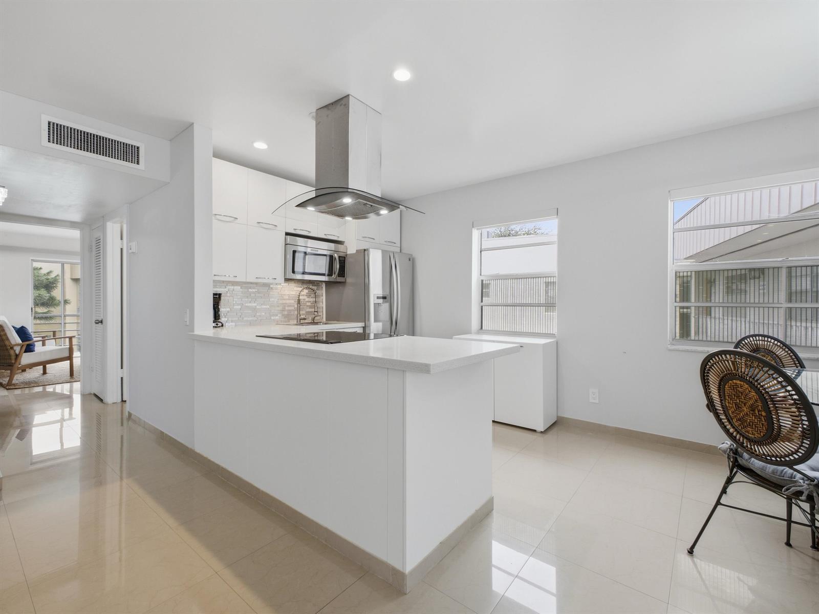 471 Capri J, Delray Beach FL 33484 photo 4