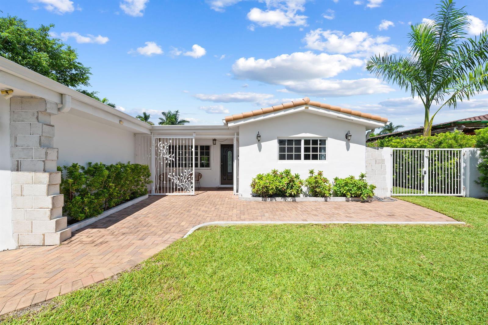 1311 Pierce Street, Hollywood FL 33019 photo 2