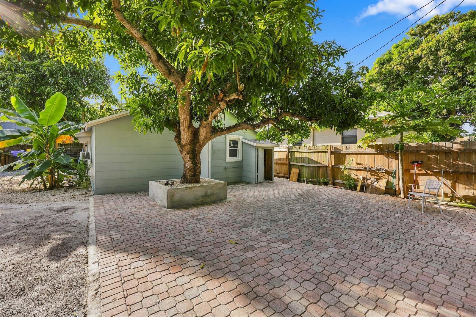618 S PINE Street # B, FL 33460 photo 2