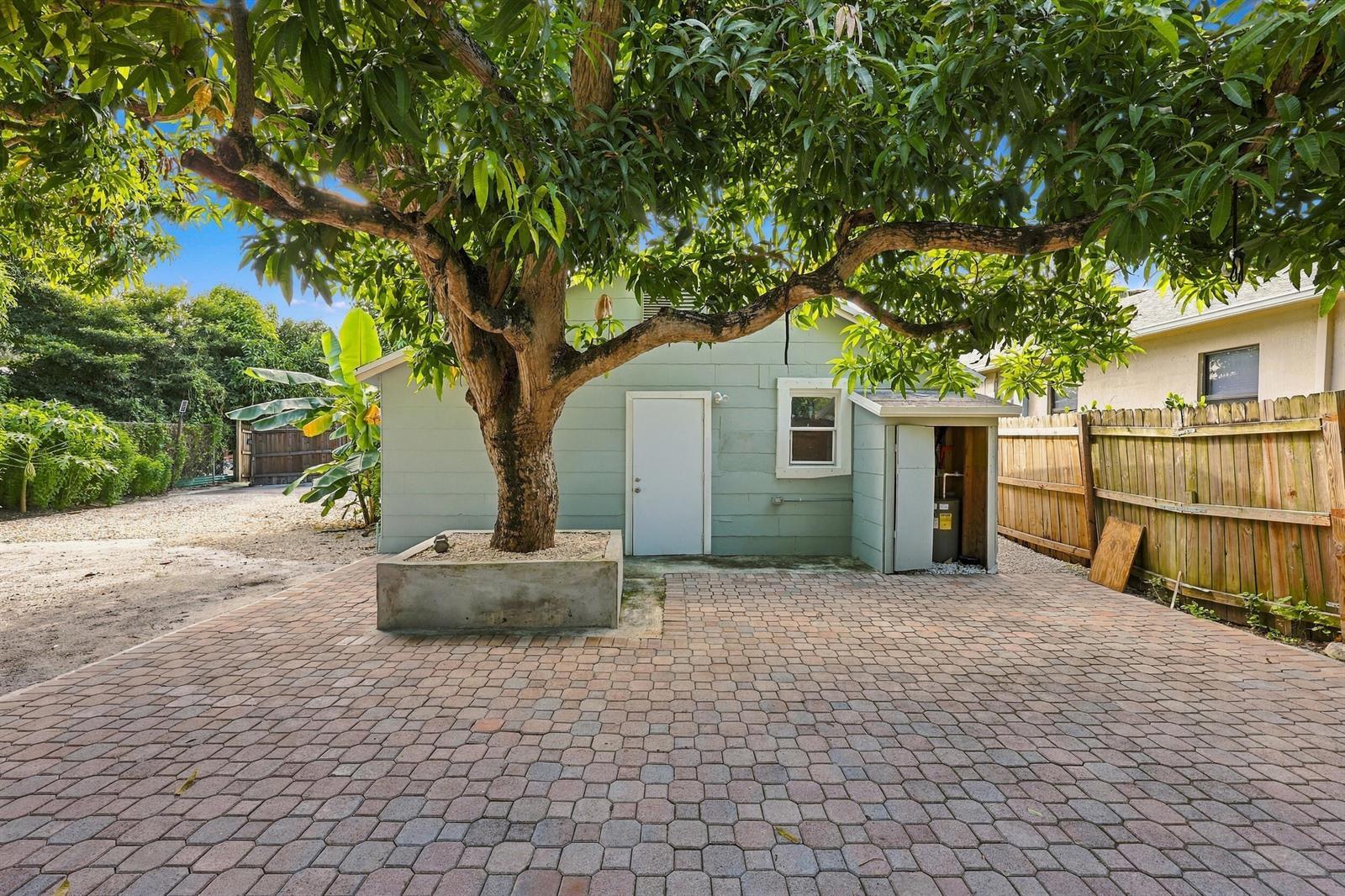 618 S PINE Street # B, FL 33460 photo 3
