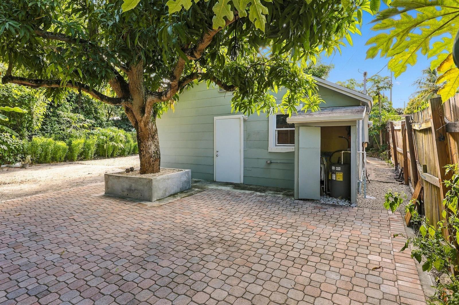 618 S PINE Street # B, FL 33460 photo 4