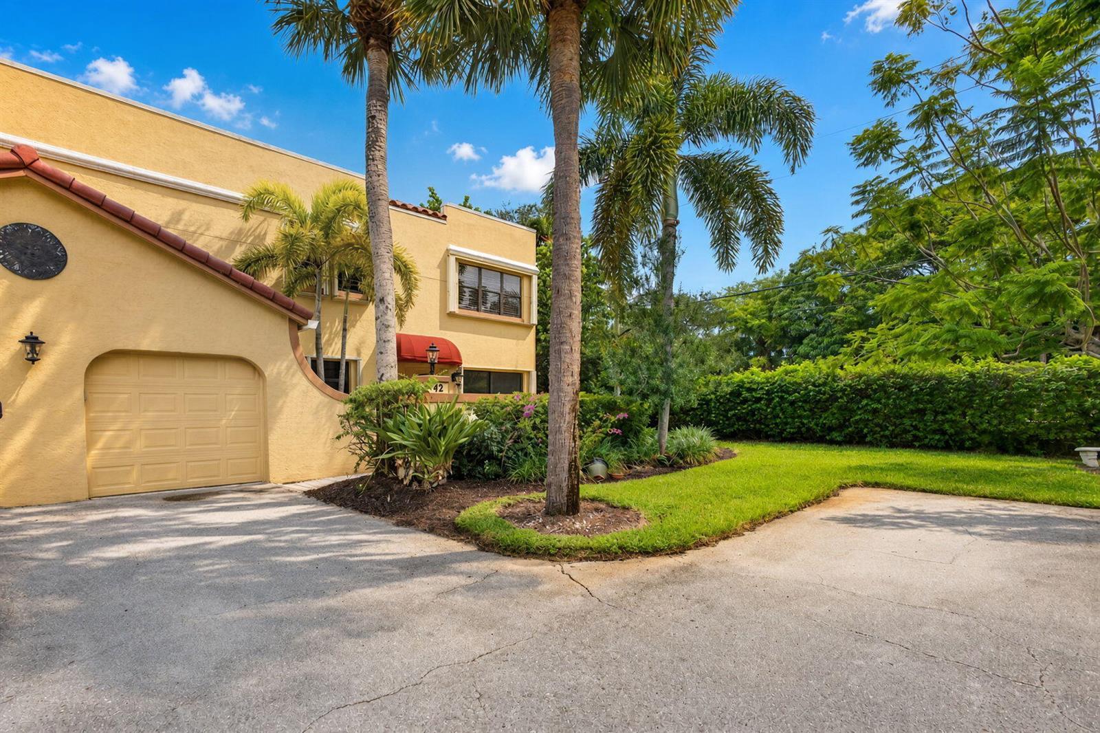 42 Uno Lago Drive, Juno Beach FL 33408 photo 2