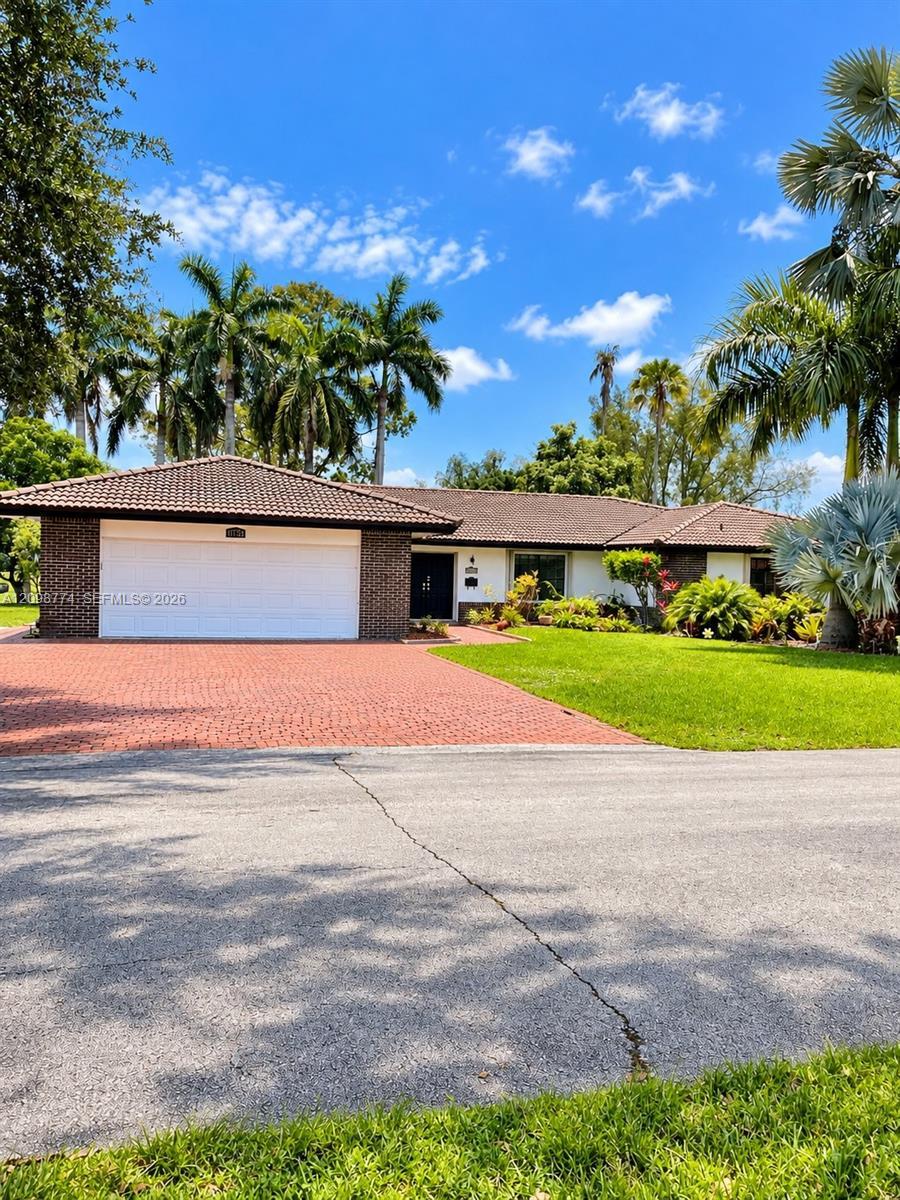 19265 E Saint Andrews Dr, Hialeah FL 33015 photo 2