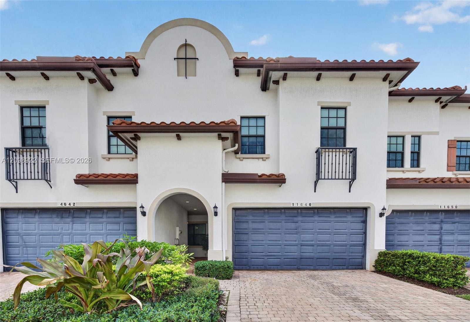 11646 SW 13th Ln, Pembroke Pines FL 33025 photo 2