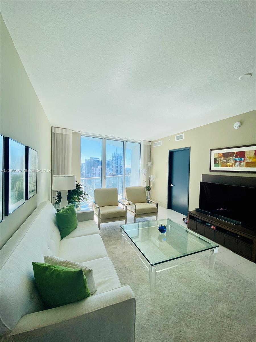 185 SW 7th St # 1702, Miami FL 33130 photo 2