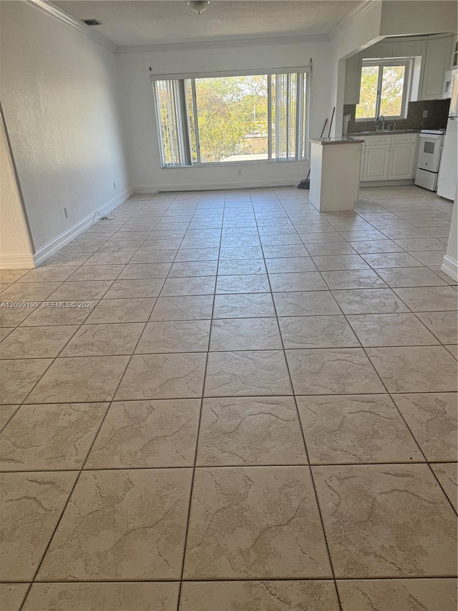 7910 Taft St # 309, Pembroke Pines FL 33024 photo 2