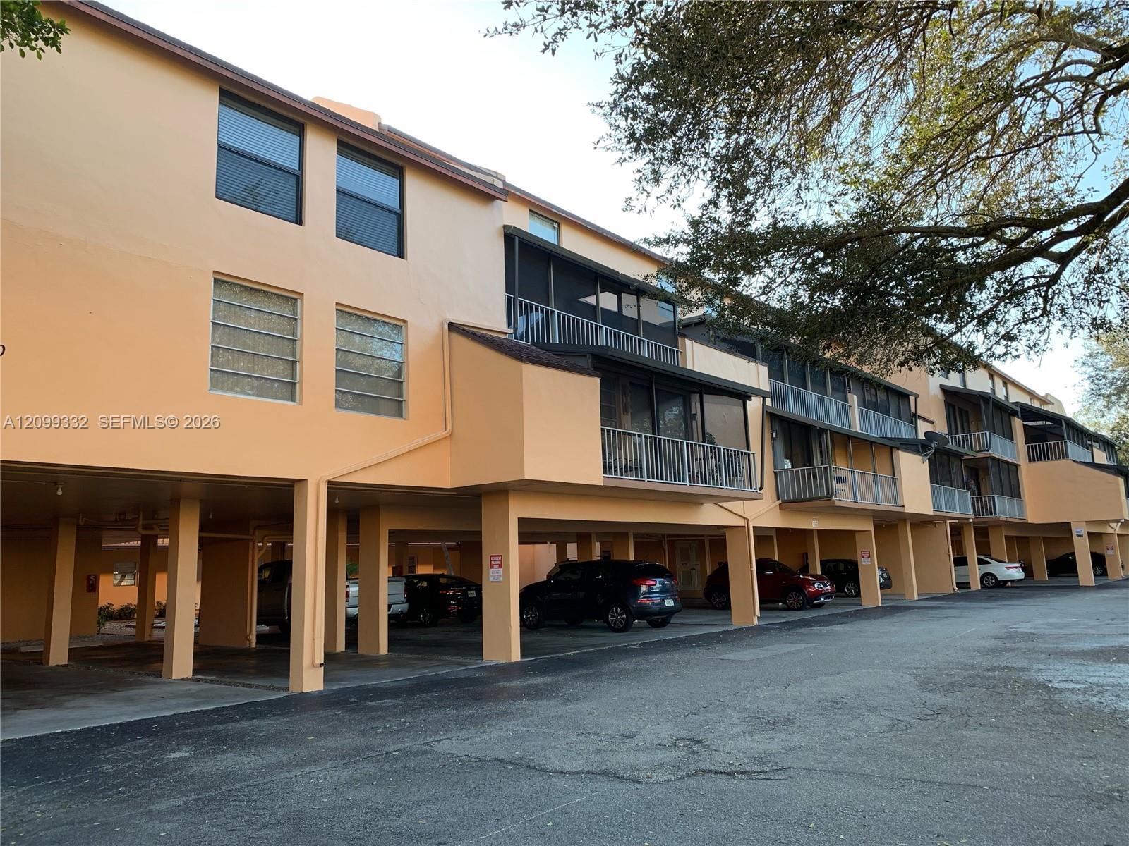 400 Commodore Dr # 211, Plantation FL 33325