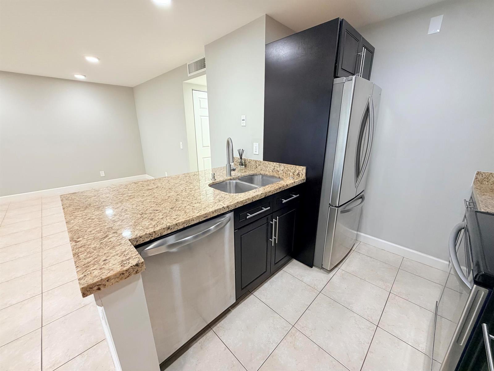 907 MEADOWS Circle, Boynton Beach FL 33436 photo 4