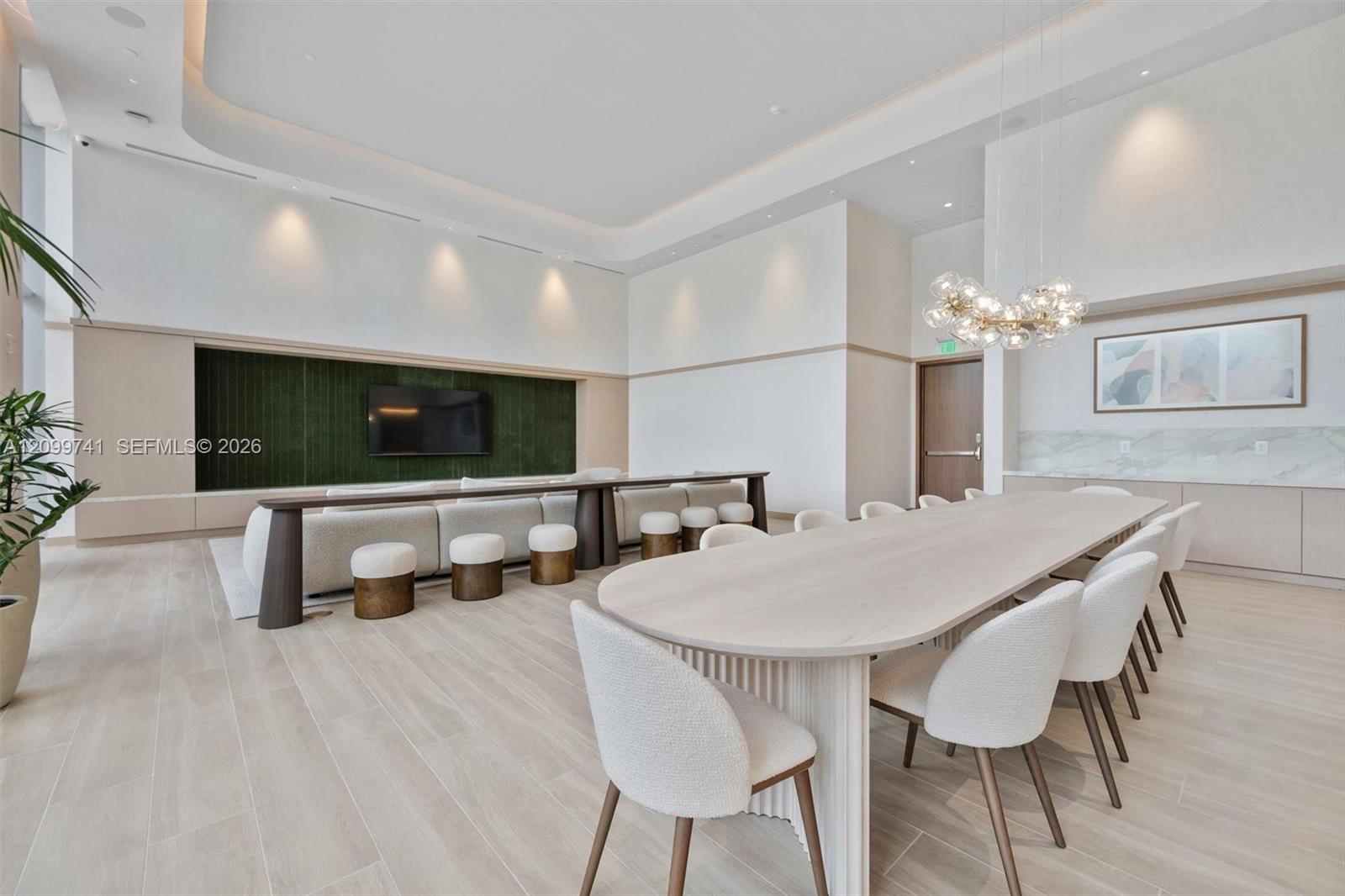 2411 Laguna Circle # 2211, Miami FL 33180 photo 4