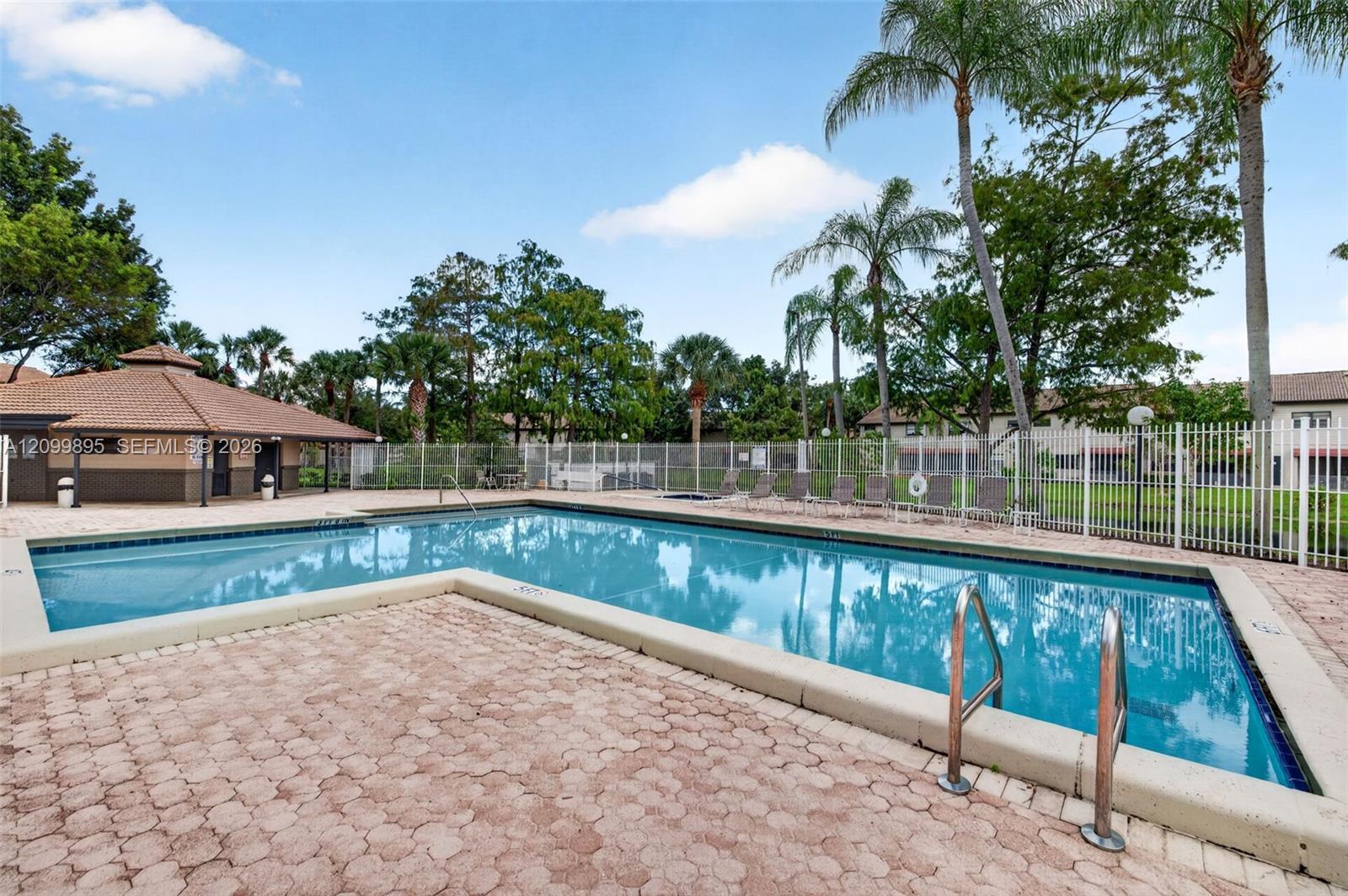 9012 Vineyard Lake Dr, Plantation FL 33324 photo 2