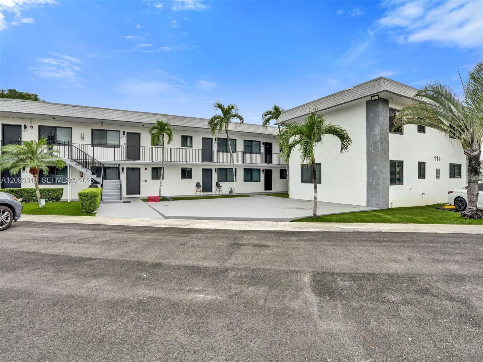 114 SE 8th St # 203, Hallandale Beach FL 33009