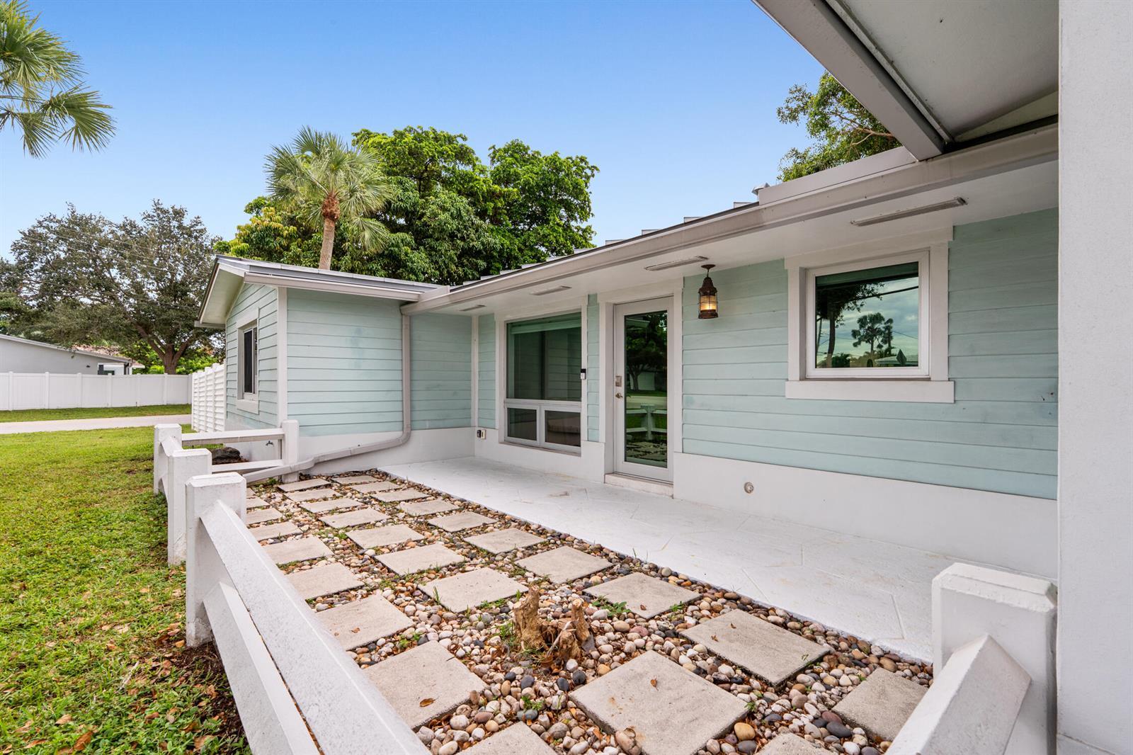 690 SE 5th Court, Pompano Beach FL 33060 photo 4