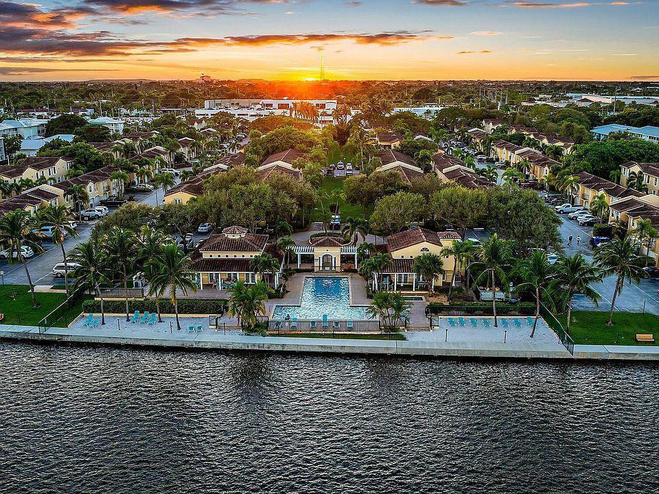 1010 LAKE SHORE Drive # 202, Lake Park FL 33403