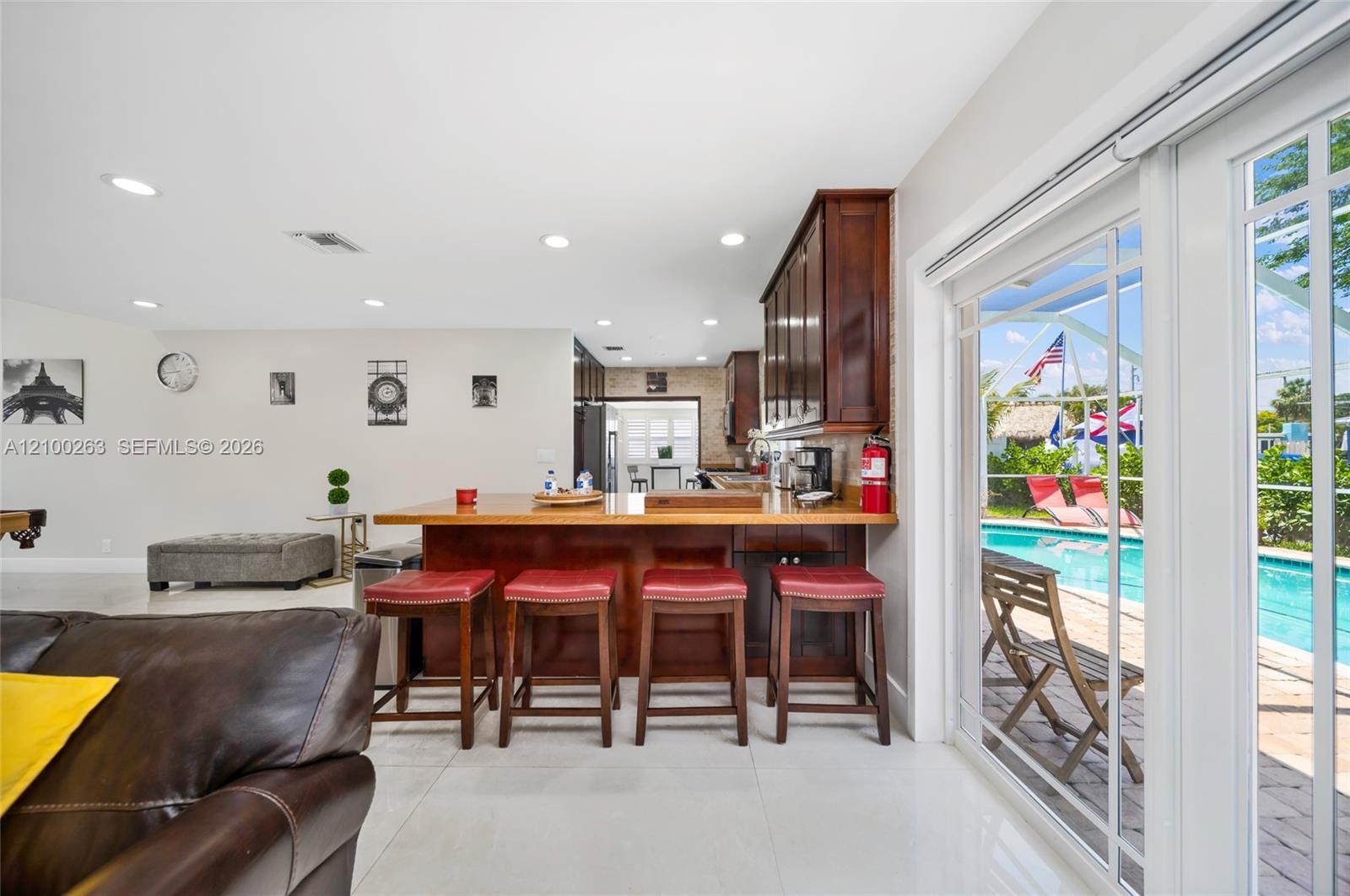 31 SE 12th St, Pompano Beach FL 33060 photo 2