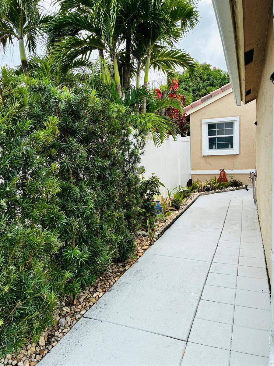 1051 NW 191ST Avenue, Pembroke Pines FL 33029 photo 3
