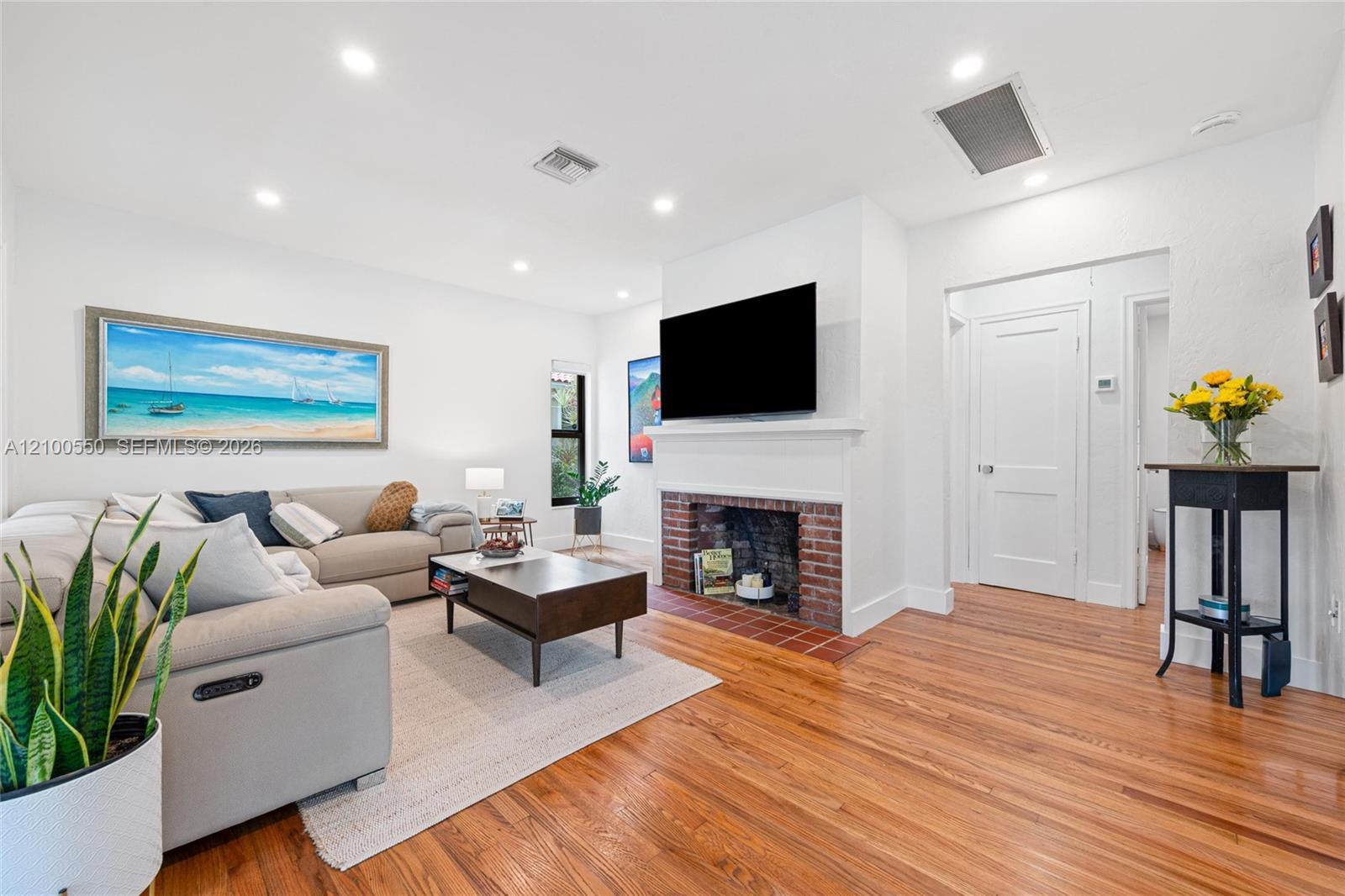 1616 Dewey St, Hollywood FL 33020 photo 2