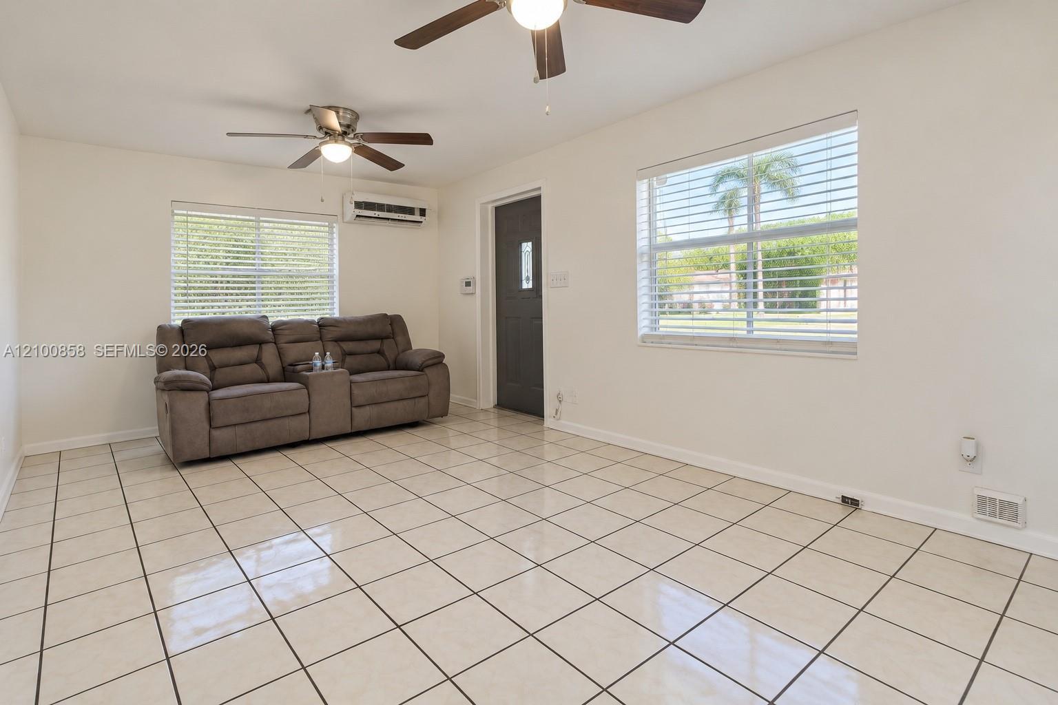 6331 Taylor St, Hollywood FL 33024 photo 4
