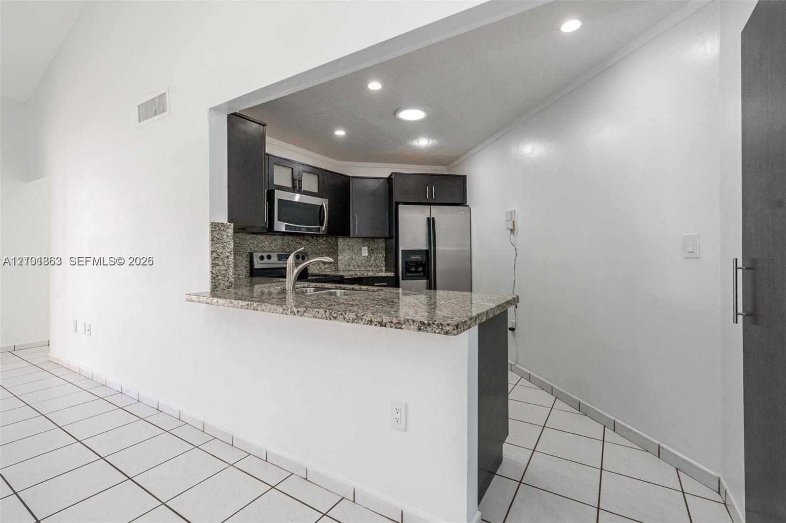 9411 Fontainebleau Blvd # 25, Miami FL 33172 photo 2