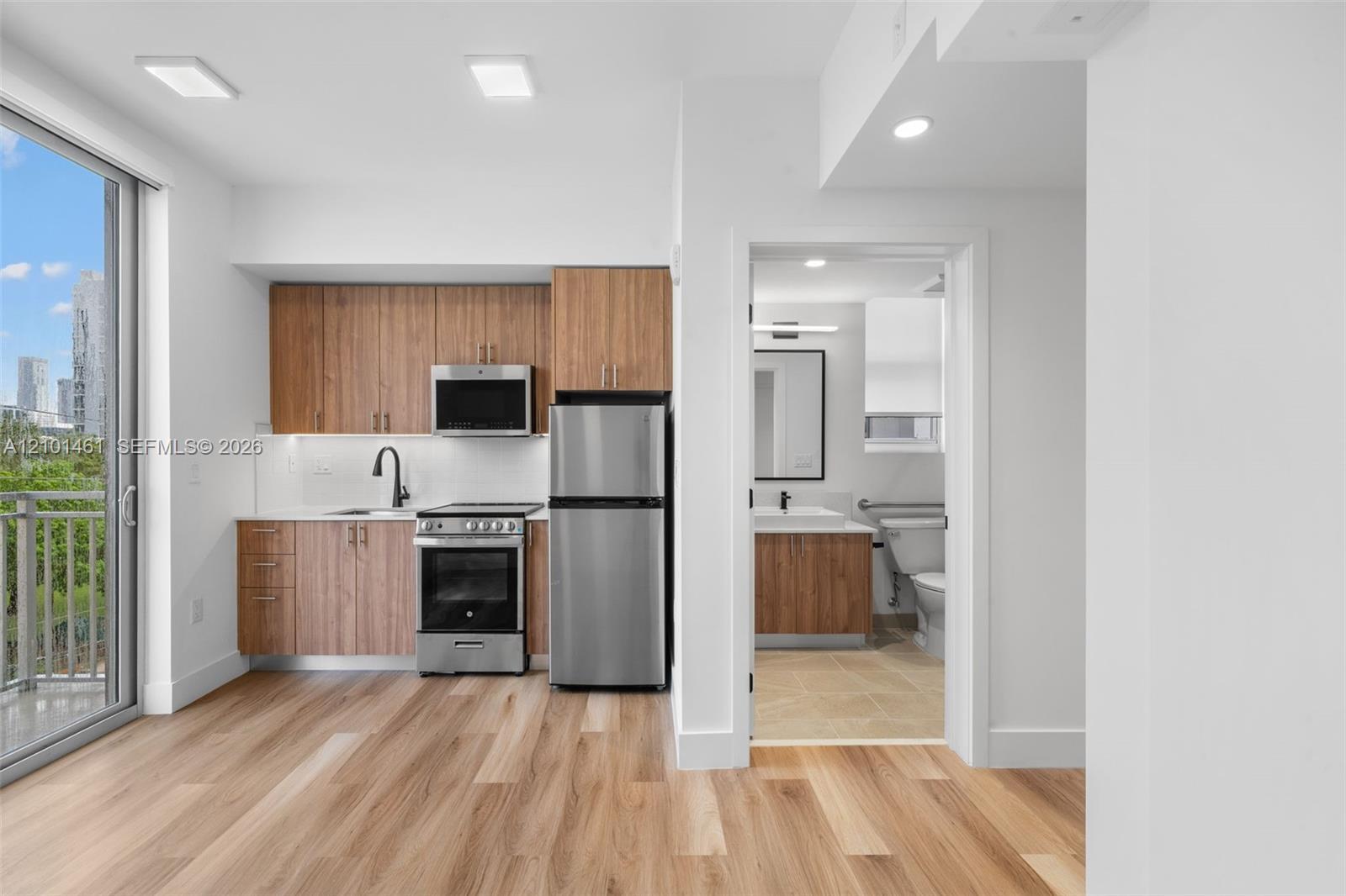 650 SW 1st St # 406, Miami FL 33130 photo 2