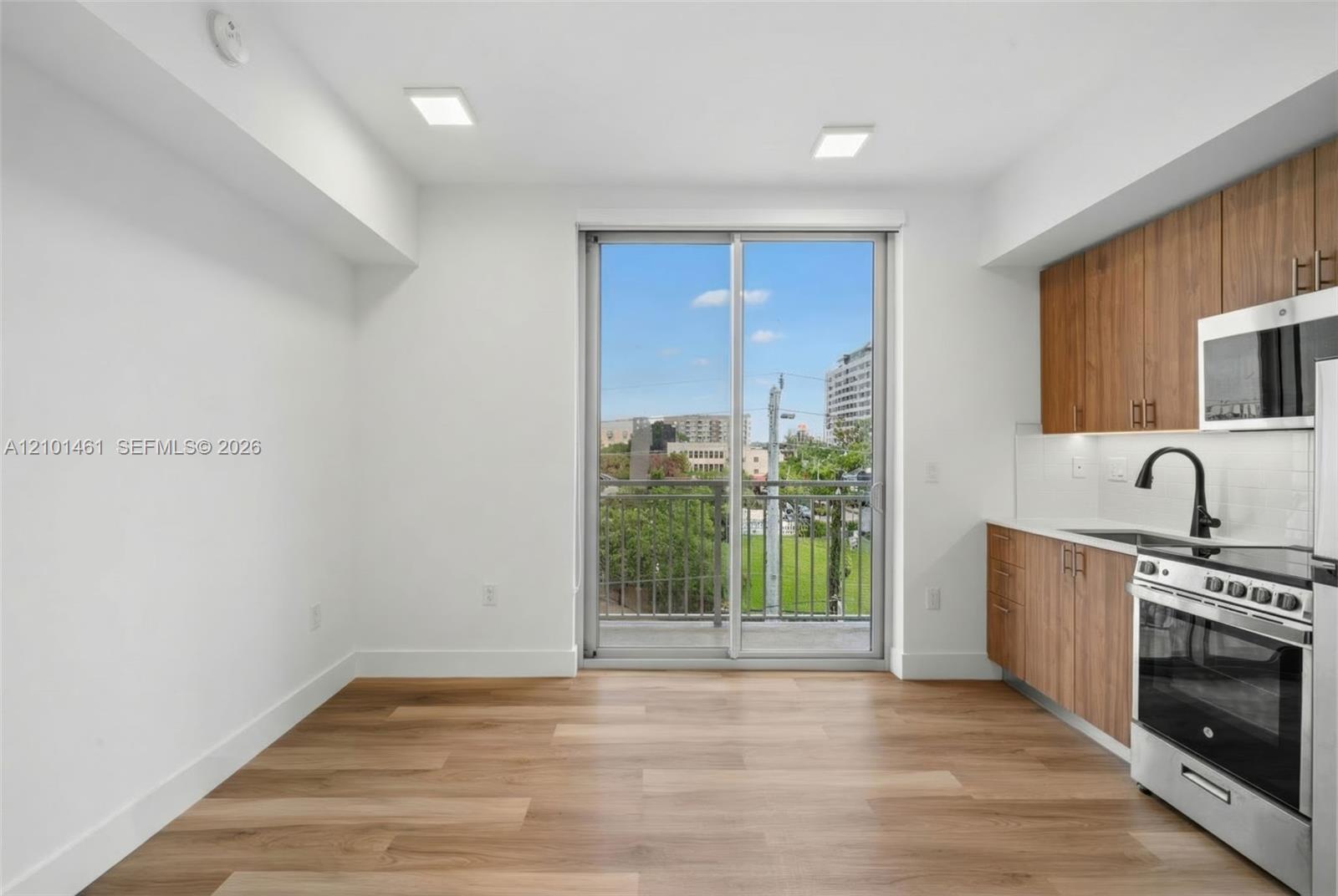 650 SW 1st St # 406, Miami FL 33130 photo 3