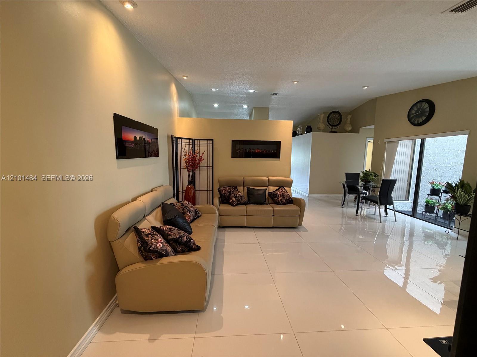 17819 NW 66th Ct Cir, Hialeah FL 33015 photo 2