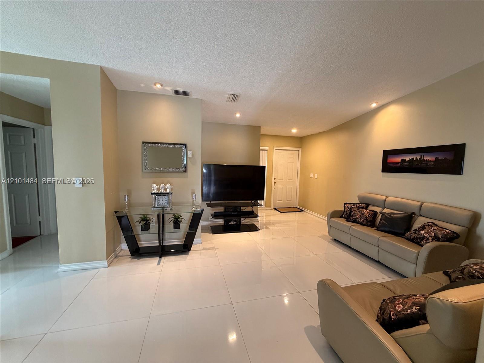 17819 NW 66th Ct Cir, Hialeah FL 33015 photo 4