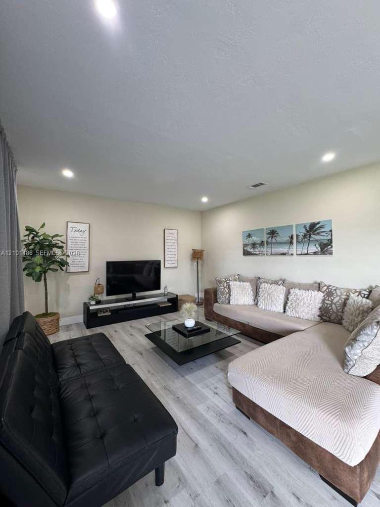821 NW 173rd Ter, Miami Gardens FL 33169 photo 2