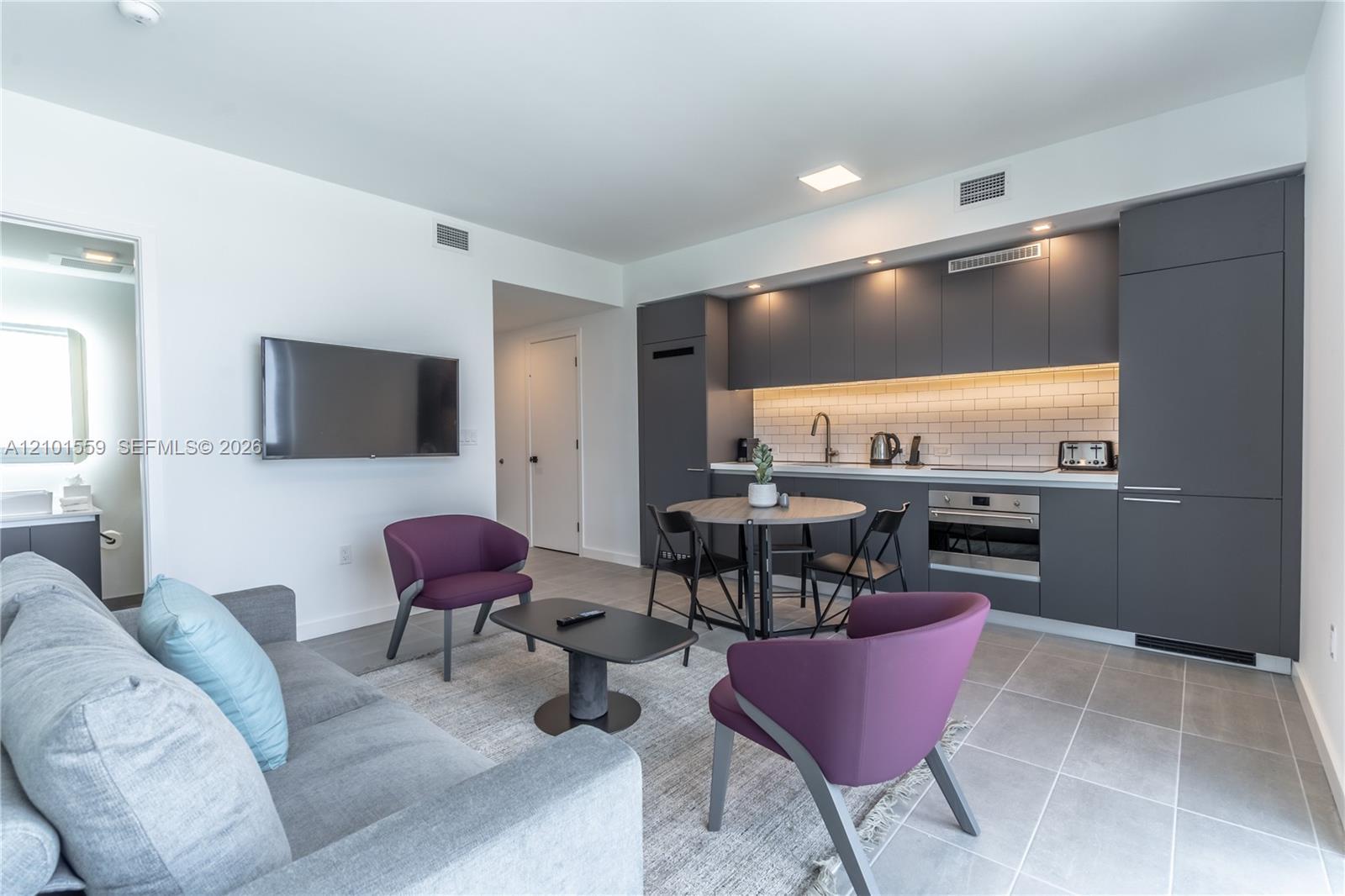227 NE 2nd St # 2906, Miami FL 33132 photo 2
