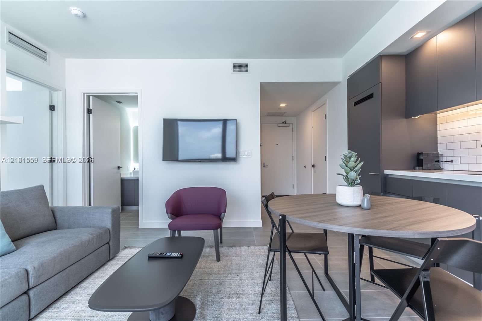 227 NE 2nd St # 2906, Miami FL 33132 photo 3