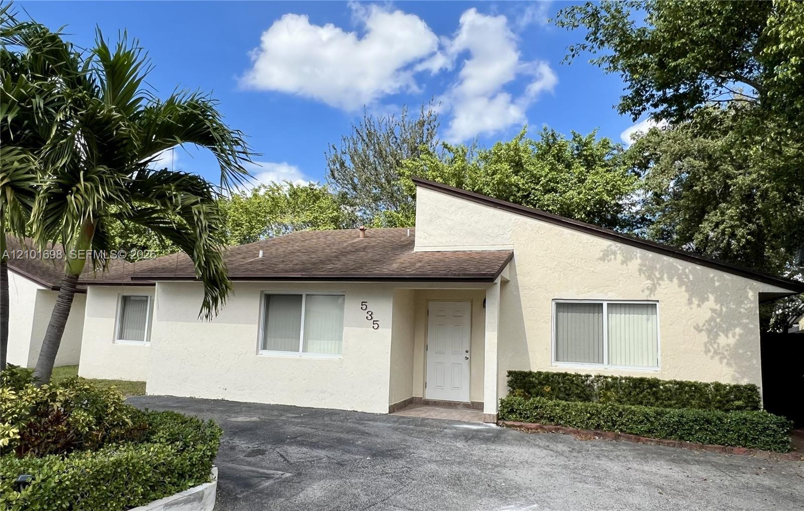 535 W 79th Pl, Hialeah FL 33014 photo 2