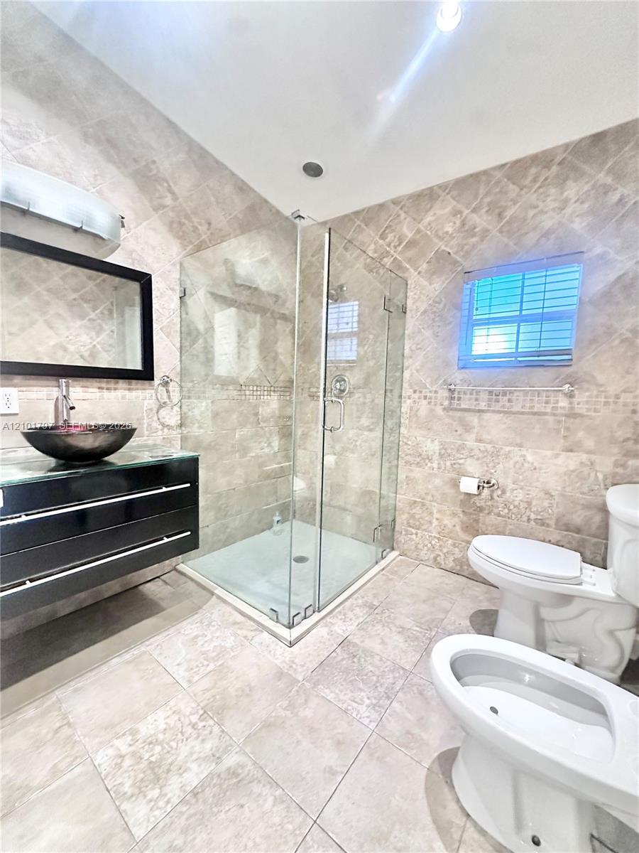 3465 NW 5th St, Miami FL 33125 photo 2