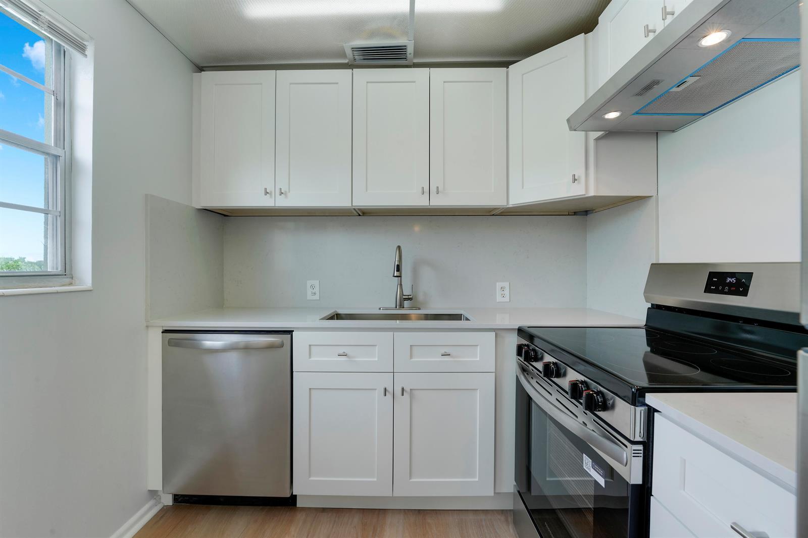 290 Dorset G, Boca Raton FL 33434 photo 4