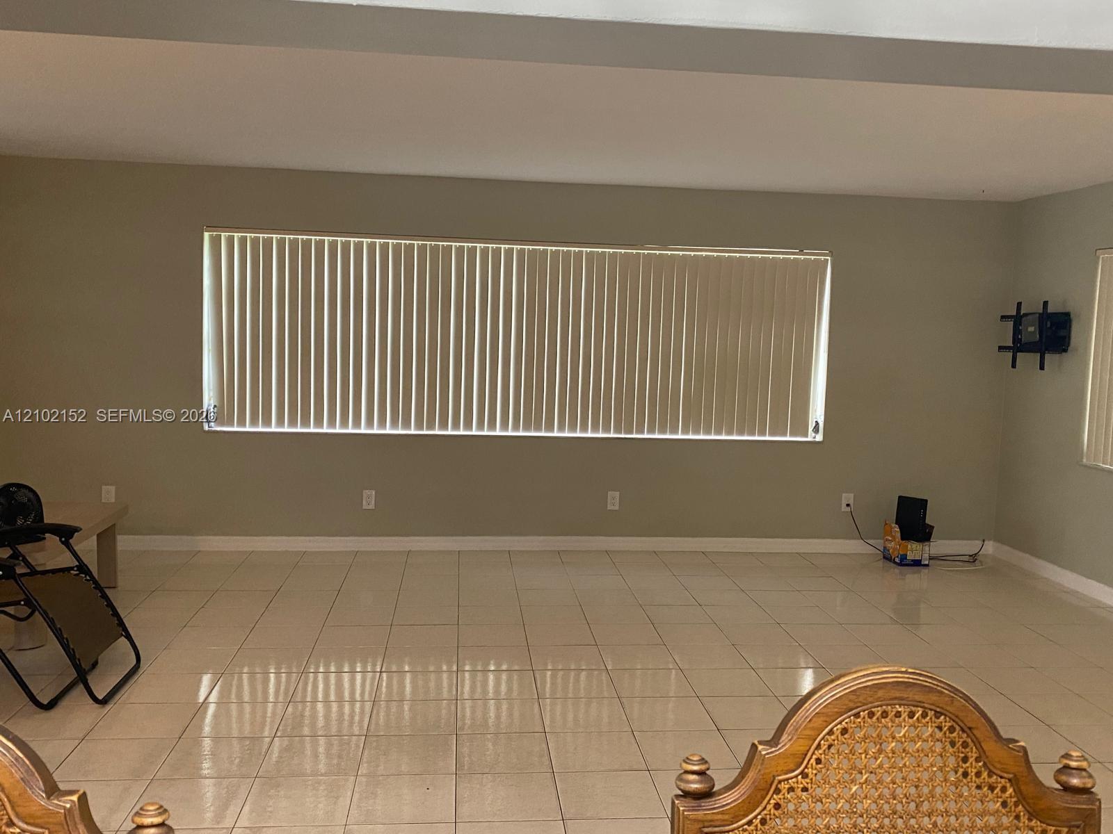 467 W 43rd Pl, Hialeah FL 33012 photo 2